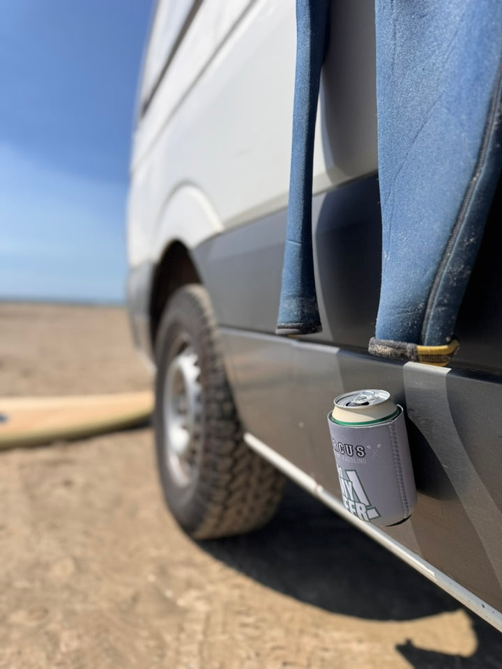 Magnetischer Getränkekühler mit Stil – „Hold My Beer“ von CIRCUS SUP